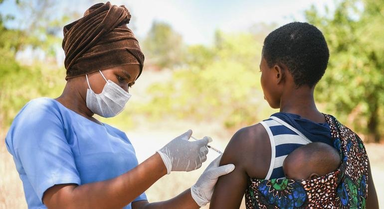 Covid-19 : la vaccination à 70% est essentielle pour contrer Omicron, selon l’OMS